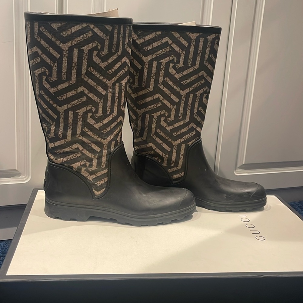 Gucci rain boots size 39 black and tan